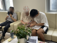 청소년 자원봉사자와 함께한 어르신 1:1 스마트폰 활용 교육
